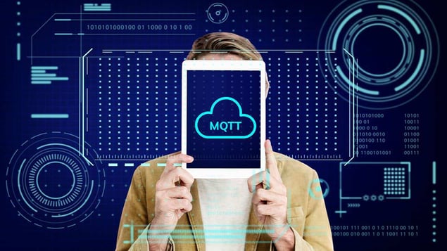 Uomo che Tiene un Tablet con la Scritta MQTT