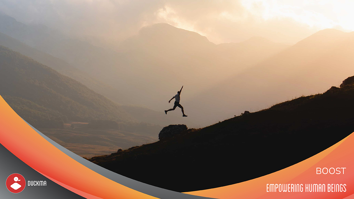 Foto di persona che corre sul versante di una montagna