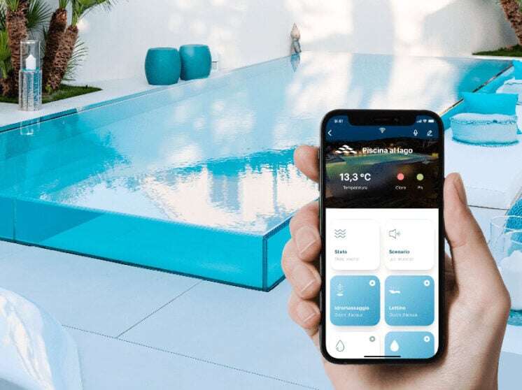 Foto mano che tiene smartphone e piscina sullo sfondo