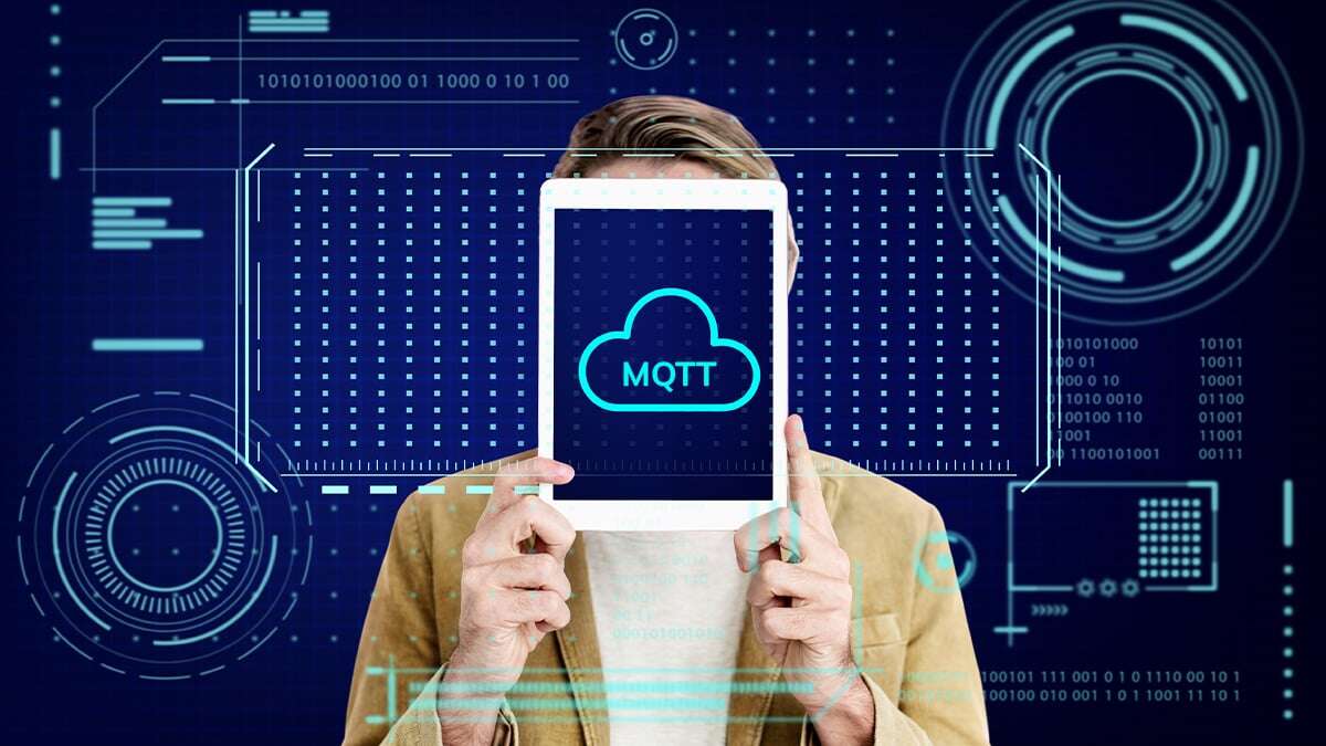 Uomo che Tiene un Tablet con la Scritta MQTT